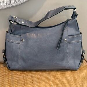 Vintage Fossil large shoulder bag in a beautiful blue grey color!